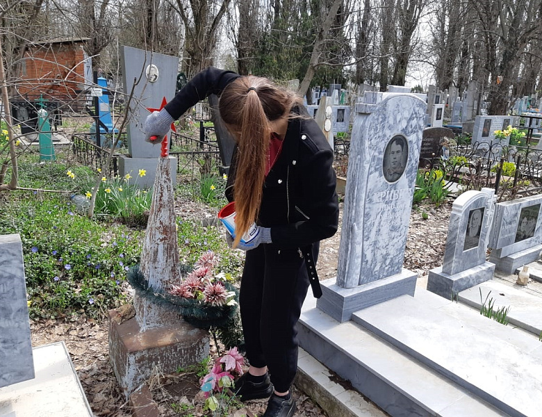 Устьлабинцы начали работы по косметическому ремонту памятников ветеранам Великой Отечественной войны